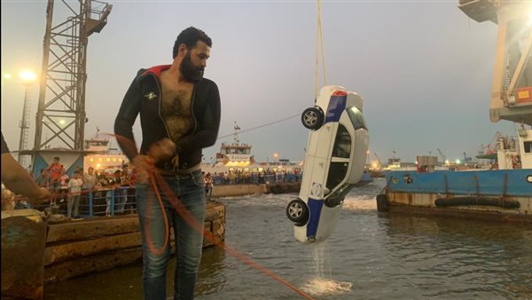 انتشال سيارة سقطت