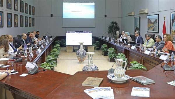 اجتماع وزير السياحة