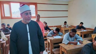 طلاب القسم العلمي بالثانوية الأزهرية بسوهاج يؤدون امتحان النحو بنسبة حضور 98%