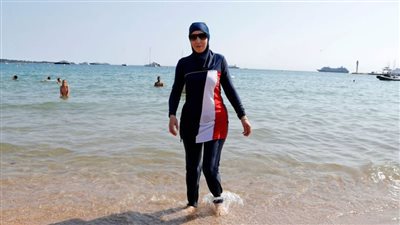 للنساء حق ارتداء ما يحلوا لهن.. ردود أفعال واسعة بفرنسا بعد إلغاء قانون يسمح بنزول المياه بالبوركيني