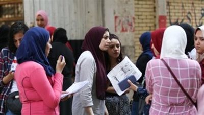 أمن شمال سيناء ينفي حقيقة الصورة المتداولة لشخص يعتلي سور مدرسة لنقل الإجابات: التقطت بعد أداء الامتحان