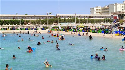 توافد المصطافين على شواطئ الغردقة هربا من ارتفاع درجات الحرارة| فيديو