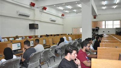 لأول مرة.. جامعة حلوان تعقد اختبارات إلكترونية لـ طلاب كلية الآداب| صور