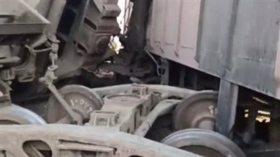 انقلاب قطار بضائع بالبحيرة واصطدامه بـ مجمع سكني يتسبب في وفاة سيدة | بث مباشر 