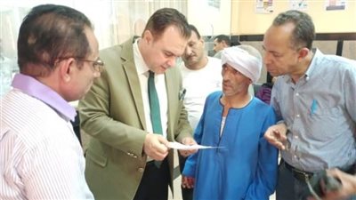 رئيس مدينة ملوى بالمنيا يتابع تقديم طلبات المواطنين بالمركز التكنولوجي لخدمة المواطنين 