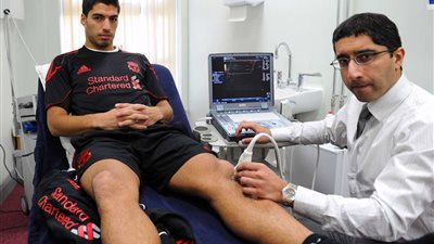 طبيب ليفربول السابق: سواريز وجيرارد يوجهان دعمًا كبيرًا لمساعدة المسلمين في إنجلترا