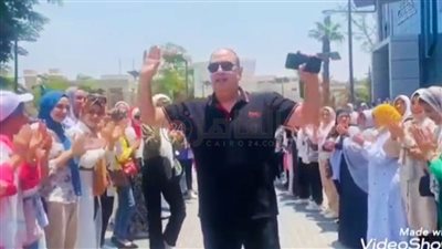 كان بيلخص المنهج.. طلاب علم اجتماع عين شمس يعبرون عن حبهم لوالد زميلتهم بممر شرفي