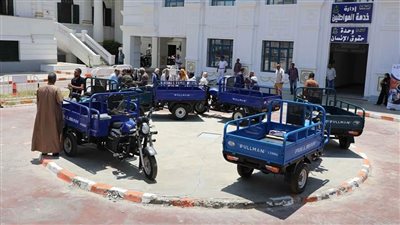 سكرتير عام محافظة المنيا يسٌلم عددًا من التروسيكلات للأسر الأولى بالرعاية