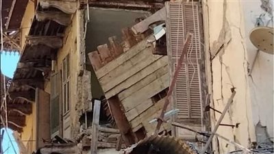 انهيار جزئي لعقار خشبي بحي الشرق في بورسعيد دون إصابات | صور