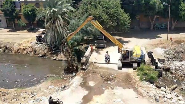 سائق كراكة يخرج مخلفات