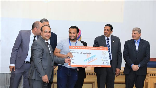 التعليم تكرم الفائزين