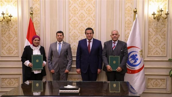 جانب من التوقيع 