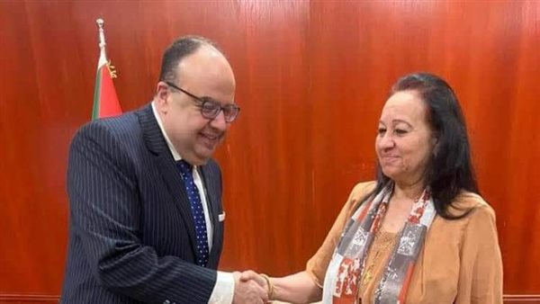 السفير المصري وعضوة