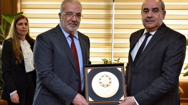 وزير الطيران مع وزير