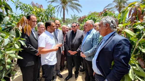 وزير الري يتفقد المزارع