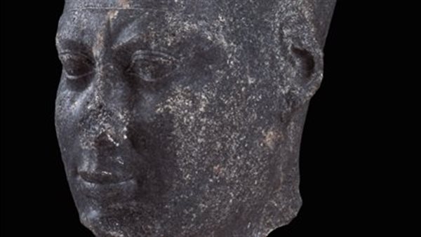 رأس لتمثال ملكي من