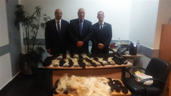 رجال الجمارك وجانب