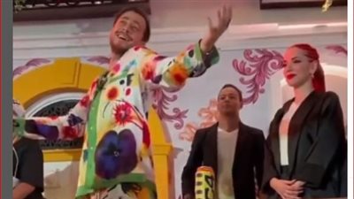 بملابس زاهية الألوان.. سعد لمجرد يحيي حفل زفاف في القاهرة