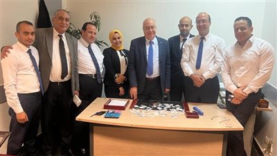 ضبط راكبة عربية حاولت تهريب كمية من الأحجار الكريمة على جسدها | صور 