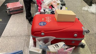 ضبط راكب حاول تهريب كمية من التليفونات المحمولة بمطار القاهرة