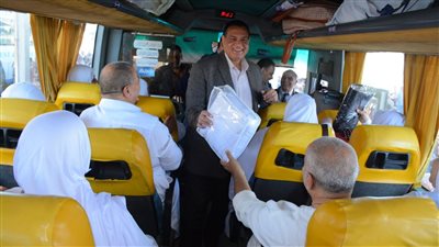 اليوم.. محافظ القليوبية يسلم حجاج الجمعيات ملابس الإحرام