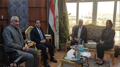 محافظ جنوب سيناء يبحث مع رئيس التنظيم والإدارة سد العجز في التخصصات المختلفة