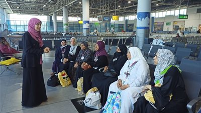 وعاظ وواعظات الأزهر يواصلون توعية الحجاج قبيل سفرهم إلى بيت الله الحرام