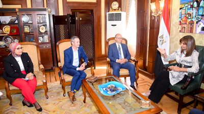 نبيلة مكرم تبحث مع نائب وزير الخارجية الكندي التعاون في مجالي الهجرة والجاليات