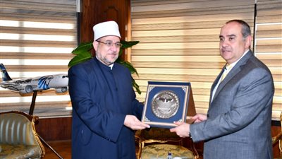 وزير الطيران المدني يهدي وزير الأوقاف درع الوزارة تقديرًا لـ جهود توعية الحجاج 