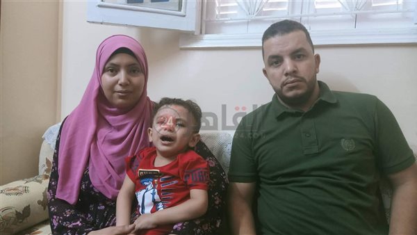 الطفل آدم وأسرتة