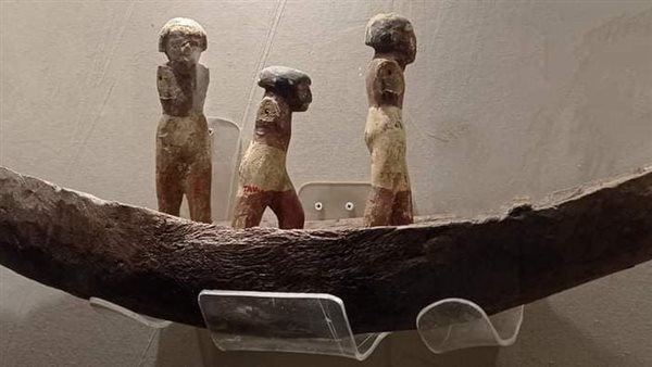 مركب صيد بداخله بحارة