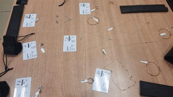 تهريب مجوهرات مرصعة