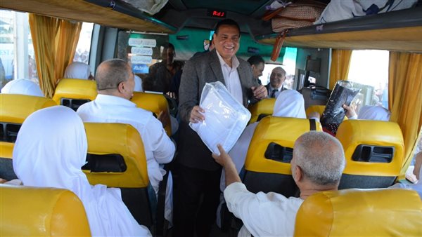 محافظ البحيرة يوزع