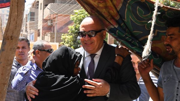 محافظ قنا يتفقد منزل