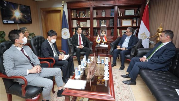 وزير السياحة يلتقي