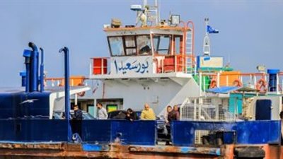 سقوط شاب في مرسى المعديات ببورسعيد.. والأهالي ينجحون في إنقاذه | فيديو