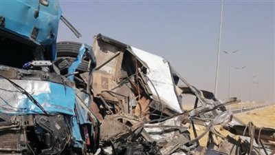  مصرع وإصابة 12 شخصًا في تصادم أتوبيس وسيارة نقل بطريق القاهرة - العين السخنة |صور 