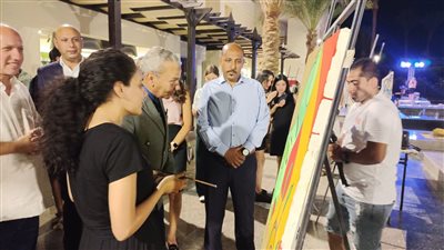 سكرتير عام البحر الأحمر يتفقد ورش الرسم لكرنفال الغردقة الدولي للفنون| صور