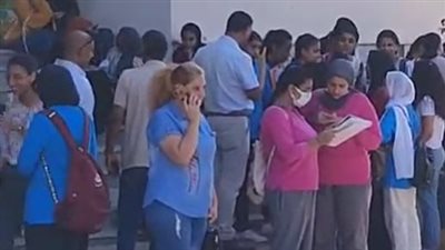 ترقب وقلق بين أولياء أمور طلاب الشهادة الثانوية بالتزامن مع أداء امتحان اللغة الأجنبية الثانية | بث مباشر 