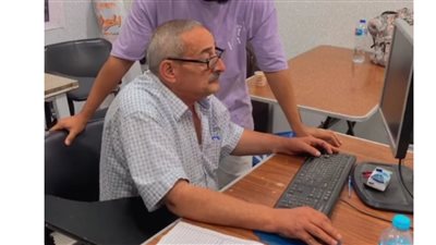 لمساعدة نجله بالتصوير.. مُسن يسافر من الصعيد إلى القاهرة لتعلم الفوتوشوب: عاوزه من الأوائل
