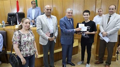 محافظ المنيا يكرم الشابين 