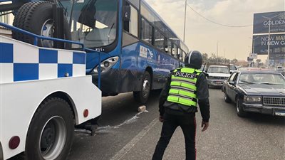 عودة حركة المرور بعد سحب أتوبيس معطل بالمحور