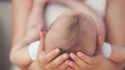 ما هي فتحه اليافوخ وكيف تعرف أنها تنمو بشكل طبيعي.. طبيب أطفال يجيب