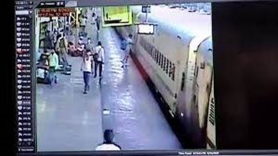 إنقاذ سيدة من موت محقق تحت عجلات القطار بالهند| فيديو
