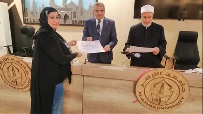 رئيس جامعة الأزهر يكرم أعضاء الشؤون القانونية بعد اجتيازهم الدورات التدريبية