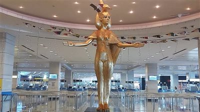 المعبودة سلكت تفتح ذراعيها لـ استقبال الزائرين بمطارات المدن السياحية المصرية