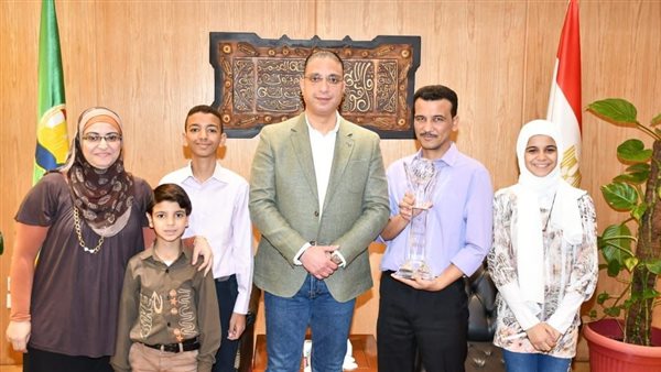 محافظ الفيوم يكرم