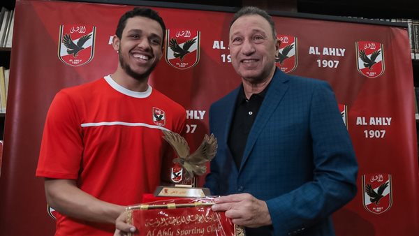 الخطيب يكرم مصطفى