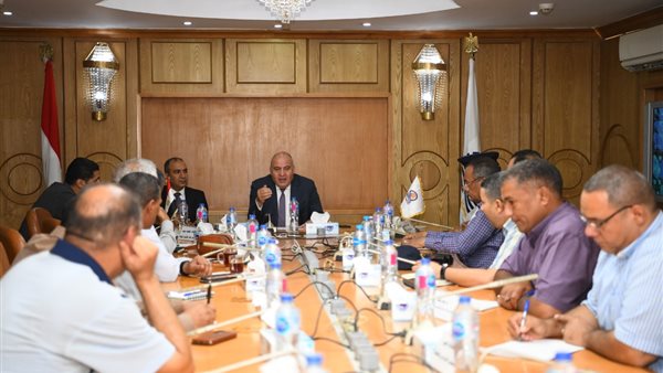 اجتماع محافظ قنا