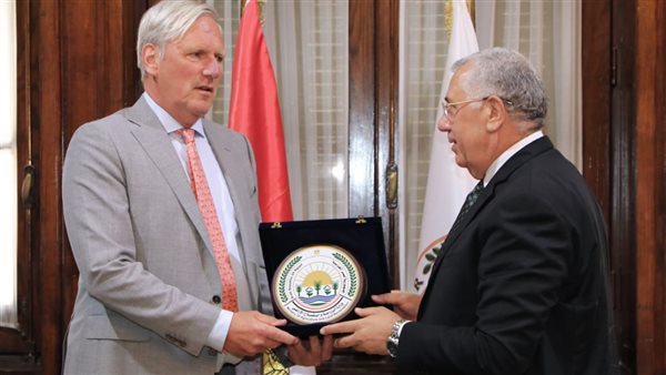 وزير الزراعة ومبعوث